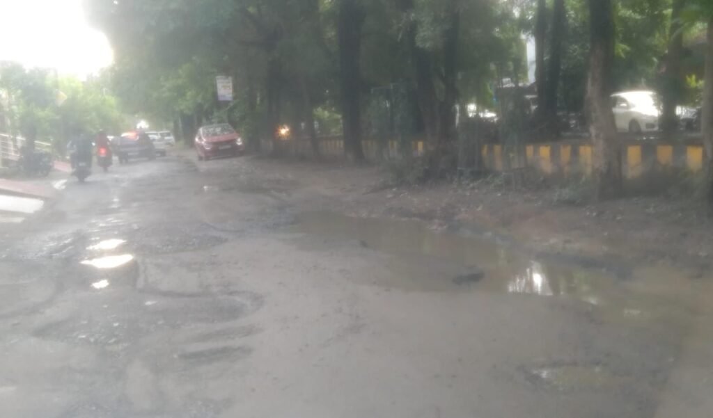 लखनऊ25सितम्बर*गड्ढा मुक्त सरकार में गड्ढों की गिनती ही नहीं*विकास के नाम पर विभूति खंड क्षेत्र में खूब जमकर घोटाला हुआ...*