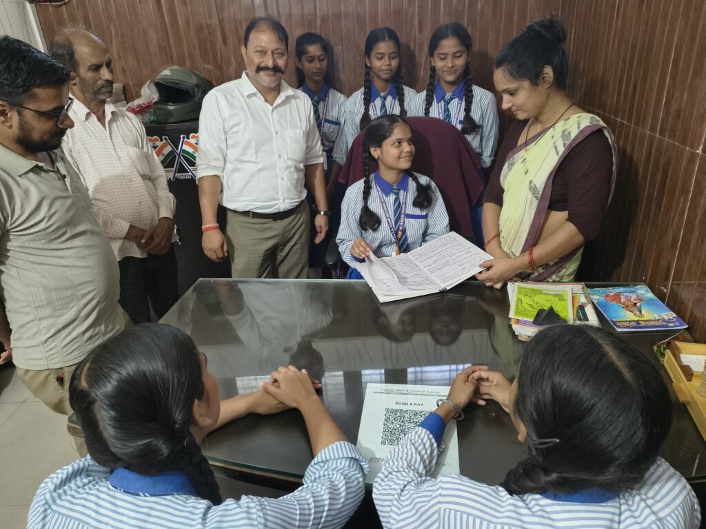 बाराबंकी29सितम्बर25*कक्षा 10 A की छात्रा आर्या शुक्ला को एक दिन के लिए प्रधानाचार्या बनाया गया।