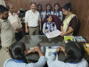 बाराबंकी29सितम्बर25*कक्षा 10 A की छात्रा आर्या शुक्ला को एक दिन के लिए प्रधानाचार्या बनाया गया।