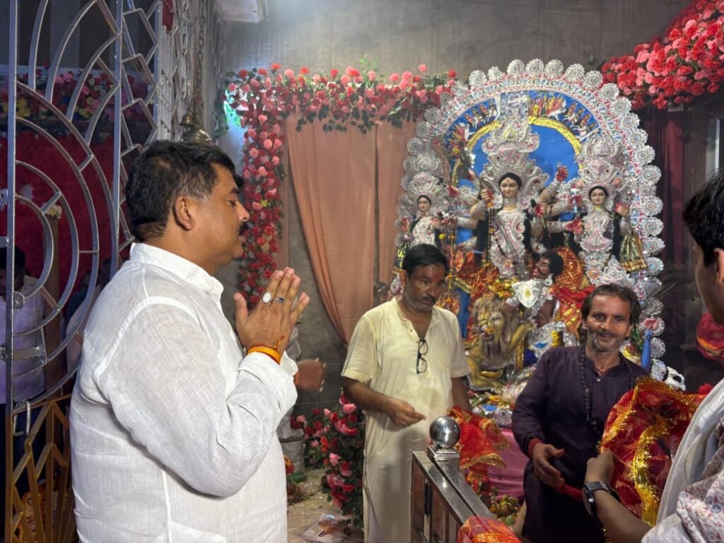 पूर्णिया बिहार30सितंबर25*पूर्व सांसद ने पूजा पंडाल पहुंचकर किया पूजा-अर्चना, लोगों को दी बधाई-पूर्व सांसद संतोष कुशवाहा