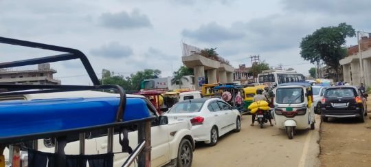 कौशाम्बी1सितम्बर25*अव्यवस्था के चलते ओसा चौराहे पर लगता है भीषण जाम* कौशाम्बी1सितम्बर25*अव्यवस्था के चलते ओसा चौराहे पर लगता है भीषण जाम*