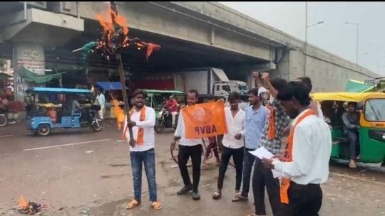 कौशाम्बी2सितम्बर25*जिला मुख्यालय सहित सैनी चौराहे पर एबीवीपी ने किया पुलिस प्रशासन का पुतला दहन*