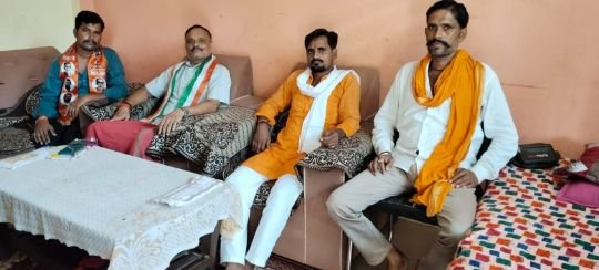 कौशाम्बी2सितम्बर25*शिव सेना शिंदे गुट के जिलाध्यक्ष मुकेश त्रिपाठी के आवास पर हुई अहम बैठक*