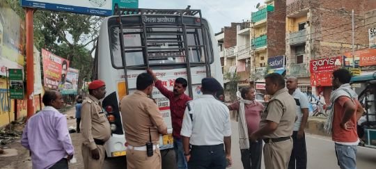 सुल्तानपुर2सितम्बर25*प्राइवेट वाहनों पर पुलिस लोगो हटाने का अभियान शुरू*