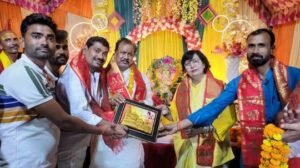 कानपुर देहात4सितम्बर25*सदर विधायक व पूर्व सांसद ने गणेश महोत्सव में पहुँचकर आरती की।