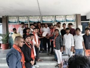 कौशाम्बी4सितम्बर25*छात्रों पर लाठी चार्ज एवं विश्वविद्यालय की जांच कराने को लेकर कलेक्ट्रेट पर विद्यार्थी परिषद का प्रदर्शन*