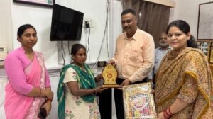 मिर्जापुर: 4 सितंबर 25*जिलाधिकारी सभागार में महिला को सम्मानित किया गया*