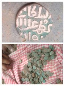 कौशाम्बी4सितम्बर25*वाटर हार्वेस्टिंग गढ्ढा की खुदाई में मिले दिल्ली सल्तनत के सिक्के*