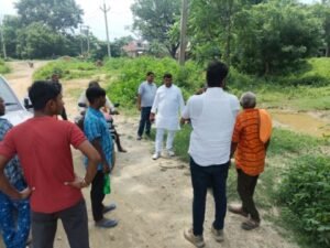 कौशाम्बी5सितम्बर25*जिला पंचायत सदस्य प्रतिनिधि ने रोड निरीक्षण कर कराया मापन का कार्य*