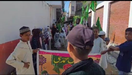 मऊ5सितम्बर25*ईद मिलादुन्नबी पर मुंशी पुर नई बस्ती से धूमधाम से निकला जुलूस मऊ5सितम्बर25*ईद मिलादुन्नबी पर मुंशी पुर नई बस्ती से धूमधाम से निकला जुलूस