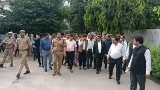 अयोध्या6सितम्बर25*कचहरी में रखा था लावारिस बैग, जांच में जो मिला देखकर उड़े पुलिस-प्रशासन के होश; खंगाले जा रहे CCTV