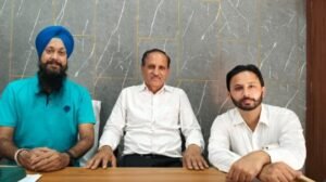 पंजाब6सितम्बर25*जर्नलिस्ट एसो. के प्रधान एडवोकेट तेजिंद्र खालसा ने एडवोकेट नरेश कम्बोज को बार एसो. का मैंबर बनने पर दी बधाई