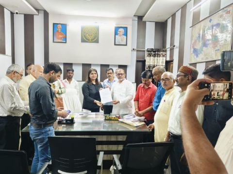 प्रतापगढ़6सितम्बर25* रेलवे ओवरब्रिज निर्माण में अनियमितता के विरुद्ध कांग्रेस के नेतृत्व में व्यापारियों ने एसडीएम को सौंपा ज्ञापन.. प्रतापगढ़6सितम्बर25* रेलवे ओवरब्रिज निर्माण में अनियमितता के विरुद्ध कांग्रेस के नेतृत्व में व्यापारियों ने एसडीएम को सौंपा ज्ञापन..