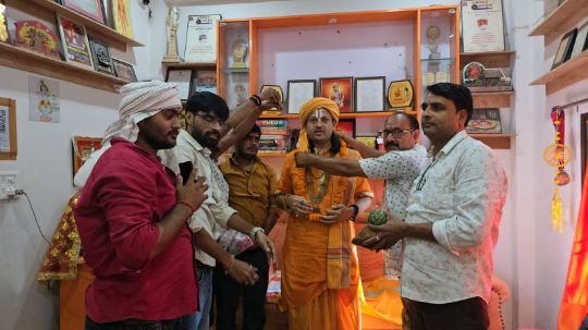 वाराणसी7सितम्बर25*काशी के उत्तर स्थित मां वनस्पति देवी धाम के पीठाधीश्वर बनाए जाने पर खुशी का माहौल*