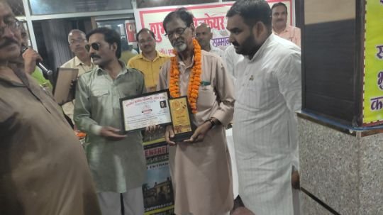 अयोध्या8सितम्बर25*रुदौली के मशहूर शायर मुजीब रुदौलवी को मिला शाइनी स्टार अवध सम्मान अयोध्या8सितम्बर25*रुदौली के मशहूर शायर मुजीब रुदौलवी को मिला शाइनी स्टार अवध सम्मान