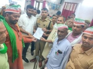 लखनऊ8सितम्बर25*किसानों को उनकी समस्याओं के हर सम्भव निदान का एसीपी व तहसीलदार ने दिलाया भरोसा