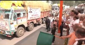 सहारनपुर8सितम्बर25*बाढ़ पीड़ितों हेतु राहत सामग्री के वाहनों को हरी झंडी दिखाकर रवाना करते मुख्यमंत्री योगी आदित्यनाथ