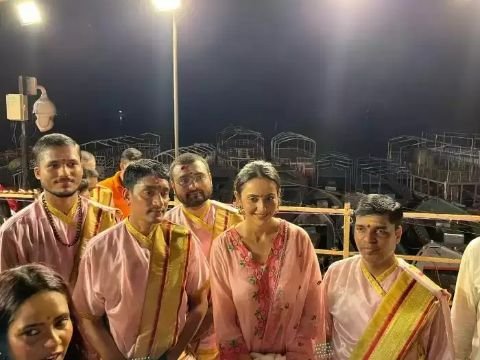 वाराणसी8सितम्बर25*दशाश्वमेध घाट की विश्व प्रसिद्ध गंगा आरती देख मंत्रमुग्ध हुईं अभिनेत्री रकुल प्रीत सिंह