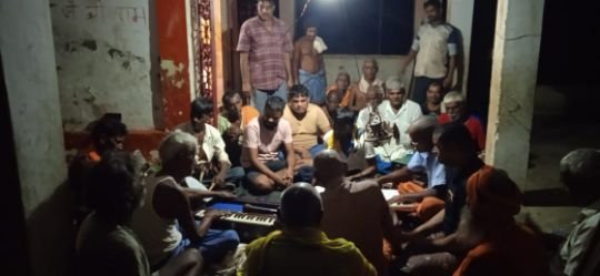 कौशाम्बी9सितम्बर25*प्राचीन शिव मंदिर मे भक्तों ने कीर्तन भजन कर किया रात्रि जागरण*