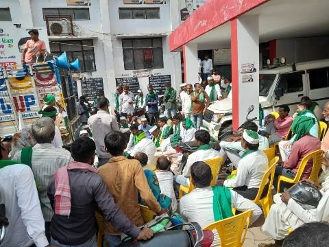 मोहनलालगंज, लखनऊ9सितम्बर25* तहसील में मुख्य द्वार पर एसडीएम की गाड़ी के सामने बैठे भारी संख्या में किसान कर रहे धरना प्रदर्शन
