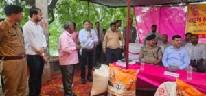 अयोध्या9सितम्बर25*रूदौली तहसील के तराई क्षेत्र के बाढ़ पीड़ितों के बीच पहुंचे प्रभारी मंत्री सूर्य प्रताप शाही