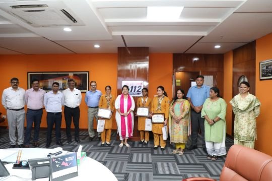 लखनऊ10सितम्बर25*पुलिस महानिदेशक यूपी-112 नीरा रावत ने 225 पीआरवी कर्मियों को प्रशस्ति पत्र देकर सम्मानित किया। लखनऊ10सितम्बर25*पुलिस महानिदेशक यूपी-112 नीरा रावत ने 225 पीआरवी कर्मियों को प्रशस्ति पत्र देकर सम्मानित किया।