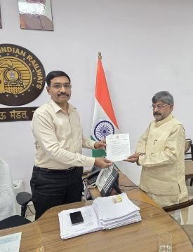 अयोध्या11सितम्बर25* विधायक ने यात्रियों की परेशानी को देखते हुए डीआरएम से मिलकर सौंपा मांग पत्र