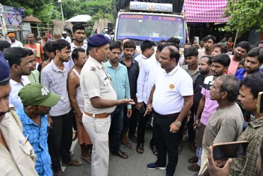 पूर्णिया बिहार 12 सितंबर 25 *जीवछपुर में ग्रामीणों ने अवैध मवेशी लदे ट्रक को खदेड़कर पकड़ा पूर्णिया बिहार 12 सितंबर 25 *जीवछपुर में ग्रामीणों ने अवैध मवेशी लदे ट्रक को खदेड़कर पकड़ा