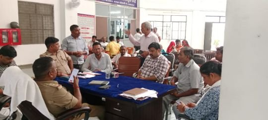 कौशाम्बी13सितम्बर25*एसओ कोखराज व राजस्व निरीक्षक ने फरियादियों की समस्या को सुना* कौशाम्बी13सितम्बर25*एसओ कोखराज व राजस्व निरीक्षक ने फरियादियों की समस्या को सुना*