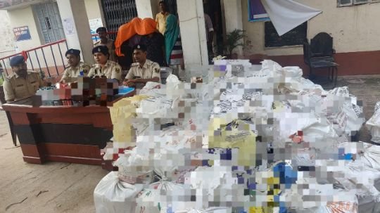 पूर्णिया बिहार13सितंबर25*दो ट्रक सहित कल 2479 . 20 लीटर विदेशी शराब एवं चार मोबाइल सहित चार अभियुक्त गिरफ्तार पूर्णिया बिहार13सितंबर25*दो ट्रक सहित कल 2479 . 20 लीटर विदेशी शराब एवं चार मोबाइल सहित चार अभियुक्त गिरफ्तार