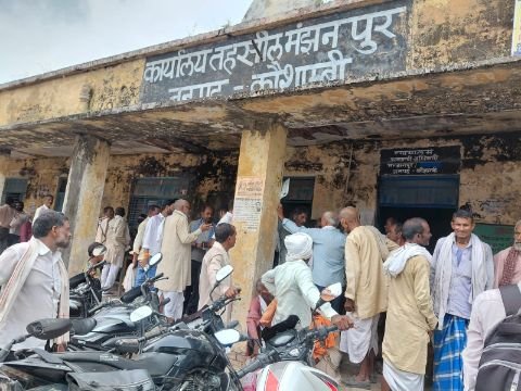 कौशाम्बी15सितम्बर25*गांव की समस्या गांव में समाधान में नहीं पहुंचे चकबंदी अधिकारी* कौशाम्बी15सितम्बर25*गांव की समस्या गांव में समाधान में नहीं पहुंचे चकबंदी अधिकारी*