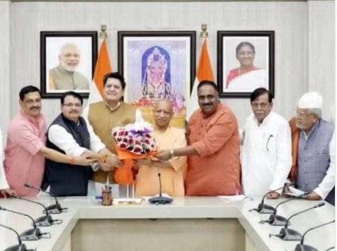 सुल्तानपुर15सितम्बर25*जिले की राजनीति में एक बार फिर नए समीकरण बनते दिखाई दे रहे हैं।