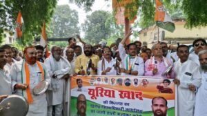 मिर्जापुर:16 सितम्बर 25 *काँग्रेस कार्यकर्ताओं ने ताली और थाली बजा कर डीएम को ज्ञापन दिया गया*