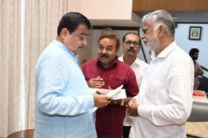 अनूपपुर20सितम्बर25*पत्रकार राजेश शिवहरे मिले परिवहन मंत्री नितिन गडकरी से सौपा ज्ञापन