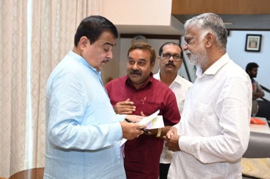 अनूपपुर20सितम्बर25*पत्रकार राजेश शिवहरे मिले परिवहन मंत्री नितिन गडकरी से सौपा ज्ञापन