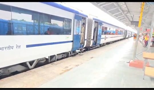 रायबरेली20सितम्बर25*10 दिन में वंदे भारत की 8 बोगियों के शीशे टूटे, पत्थरबाजी की घटनाओं से रेलवे में हड़कंप