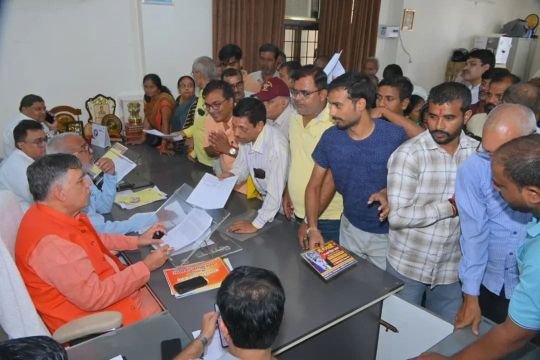 कानपुर नगर21सितम्बर25*महाराजपुर विधानसभा से भाजपा विधायक व विधानसभा अध्यक्ष सतीश महाना ने लगाया जनता दर्शन: