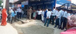 कौशाम्बी23सितम्बर25*नाली की सफाई करवा रहे प्रधान के कार्य में बाधा डालने वाले को मिली फटकार*