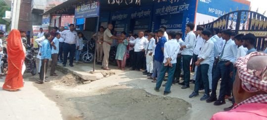 कौशाम्बी23सितम्बर25*नाली की सफाई करवा रहे प्रधान के कार्य में बाधा डालने वाले को मिली फटकार*