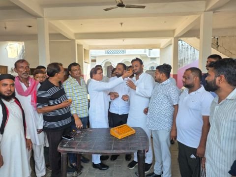 अयोध्या23सितम्बर25*आज़म खान की रिहाई पर सपाइयों ने मिठाई बाँटकर जताई खुशी* अयोध्या23सितम्बर25*आज़म खान की रिहाई पर सपाइयों ने मिठाई बाँटकर जताई खुशी*