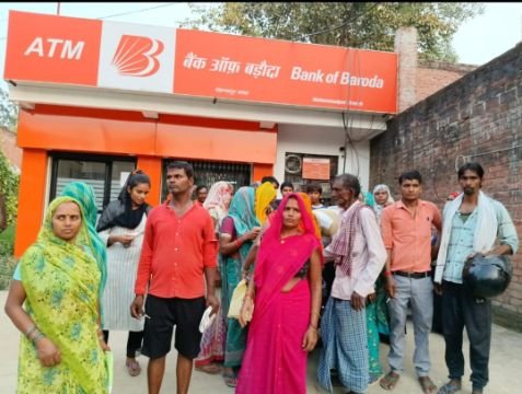 कौशाम्बी24सितम्बर25*बीओबी के सैकड़ों खाताधारकों काे झटका, मनौरी बाजार में बैंक मित्र ने लाखों लेकर हुआ फरार*