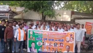 लखनऊ25सितम्बर25*अवैध कब्जा व अलीगंज क्षेत्र में अवैध अतिक्रमण पर राष्ट्रीय युवा वाहिनीं द्वारा शांतिपूर्ण तरीके से प्रदर्शन किया गया*