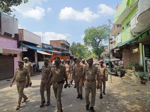 सुल्तानपुर26सितम्बर25*त्योहारों को लेकर पुलिस सक्रिय,एसपी के निर्देश पर थाना क्षेत्र में फ्लैग मार्च*