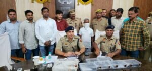 प्रतापगढ़27सितम्बर25*पुलिस और स्वाट टीम ने कुख्यात असलहा तस्कर को किया गिरफ्तार,5 पिस्टल,10 मैगजीन बरामद*