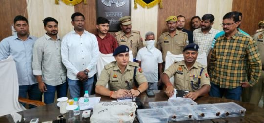 प्रतापगढ़27सितम्बर25*पुलिस और स्वाट टीम ने कुख्यात असलहा तस्कर को किया गिरफ्तार,5 पिस्टल,10 मैगजीन बरामद*