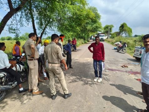 कौशाम्बी27सितम्बर25*चित्रकूट जा रहा ई रिक्शा लोडर से टकराया मां बेटे की मौत छह घायल*