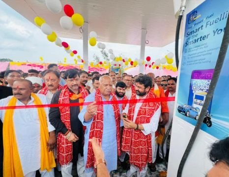 अयोध्या27सितम्बर25*मां पीतांबरा फिलिंग स्टेशन का मंत्री वह पूर्व सांसद ने किया उद्घाटन,*