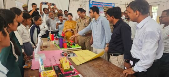 कौशाम्बी27सितम्बर25*वैज्ञानिक सोच विकसित करें विद्यार्थी-डीएम*