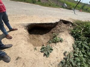 कौशाम्बी28सितम्बर25*रोड किनारे जानलेवा गडढे होने से आये दिन जनता हो रही चोटिल*