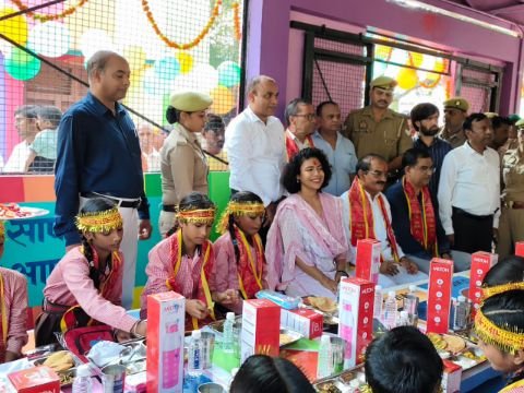 लखीमपुर खीरी29सितम्बर25*डीएम ने अफसरों संग 201 कन्याओं की पूजा की और उपहार भेंट किए, लखीमपुर खीरी29सितम्बर25*डीएम ने अफसरों संग 201 कन्याओं की पूजा की और उपहार भेंट किए,